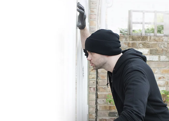 Einbrecher vor Fenster