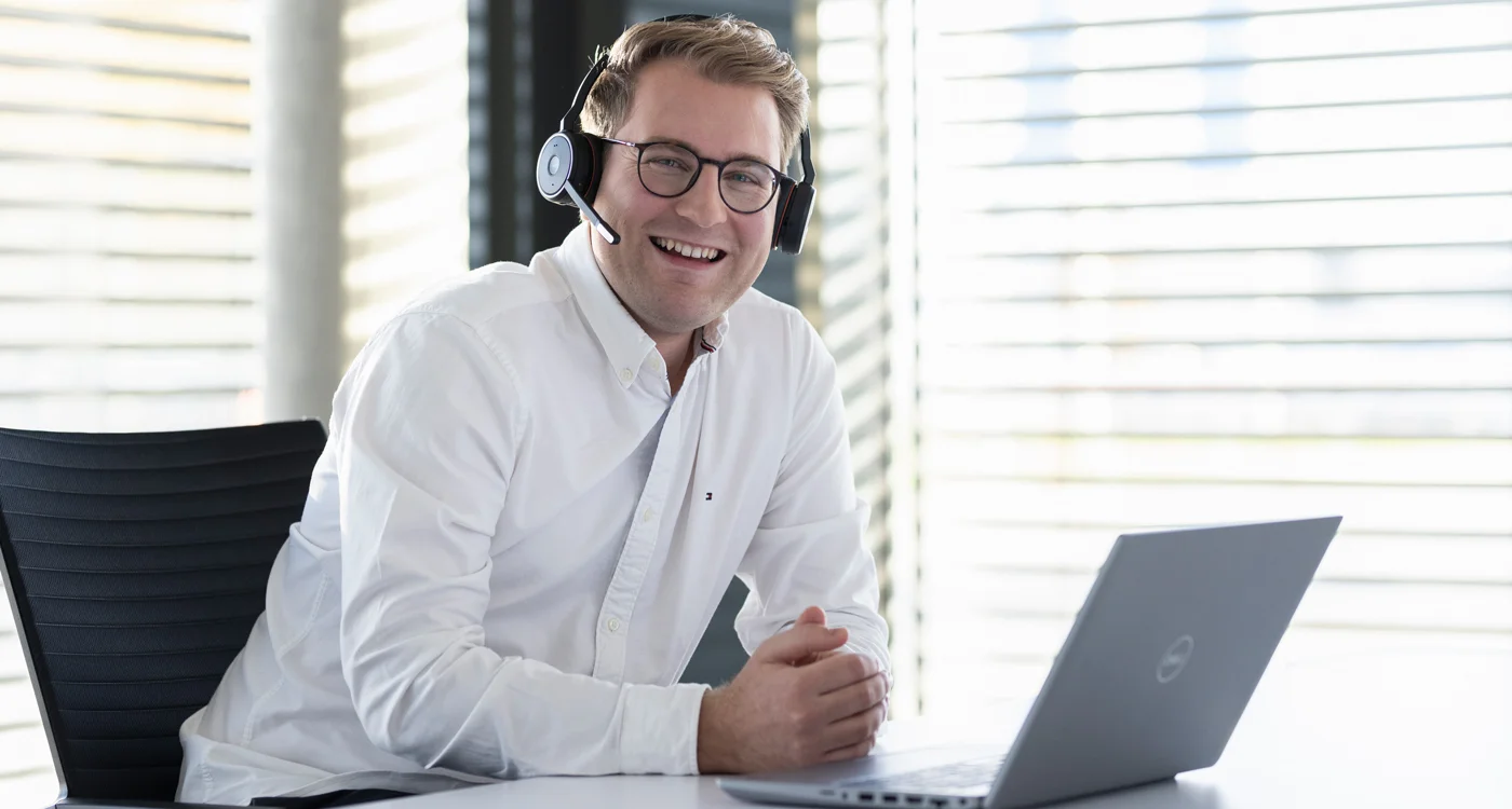 Vertriebsmitarbeiter mit Headset