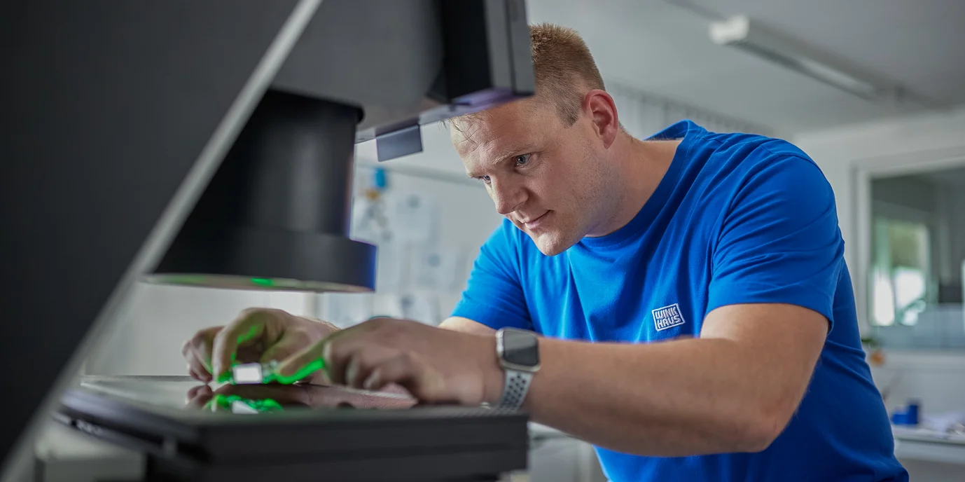 Mitarbeiter an Lasermaschine