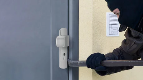 Einbrecher mit Brecheisen an Haustür