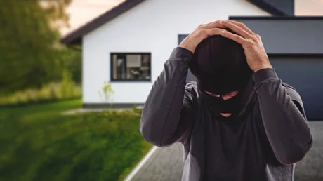 Einbrecher mit Händen über dem Kopf geschlagen