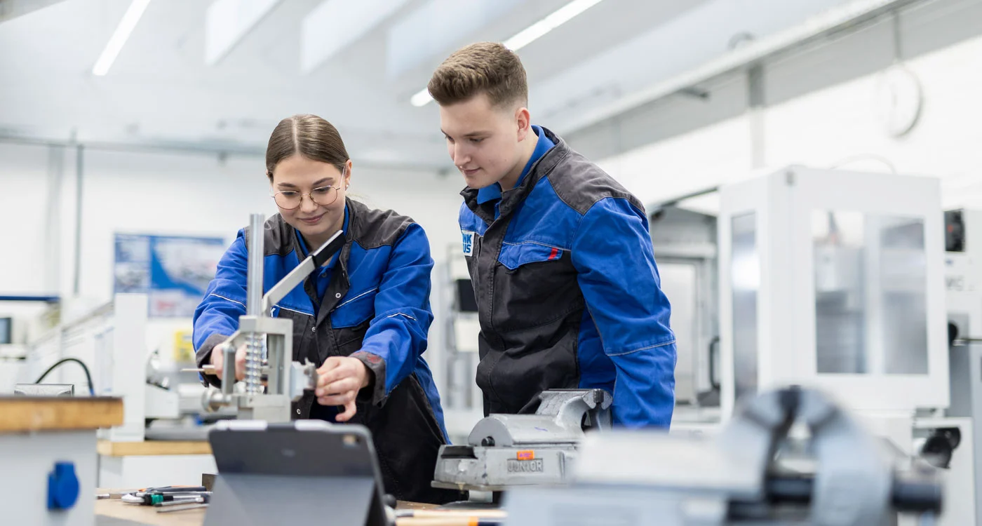 Technische Azubis an Werkbank