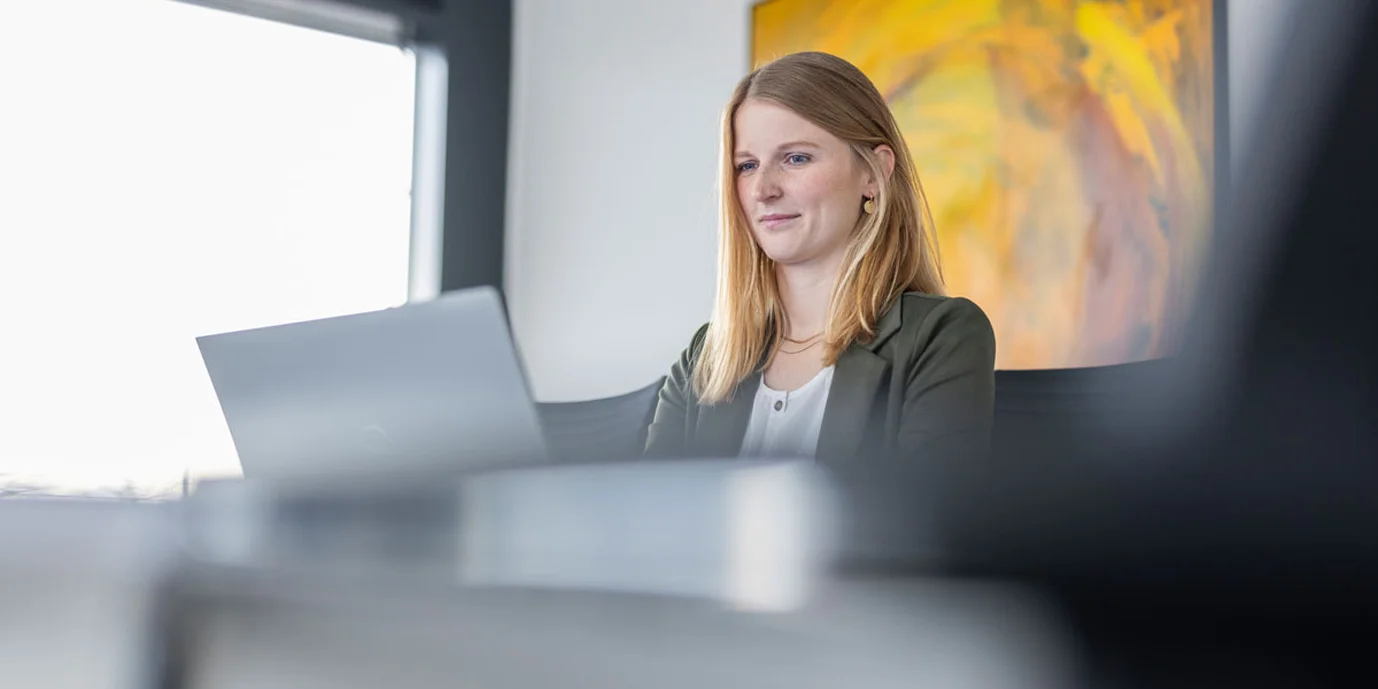 Mitarbeiterin am Notebook