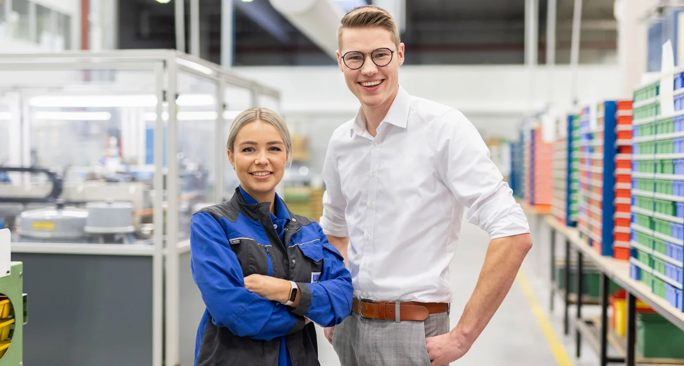 Kaufmännische und Technische Kollegen in der Produktion