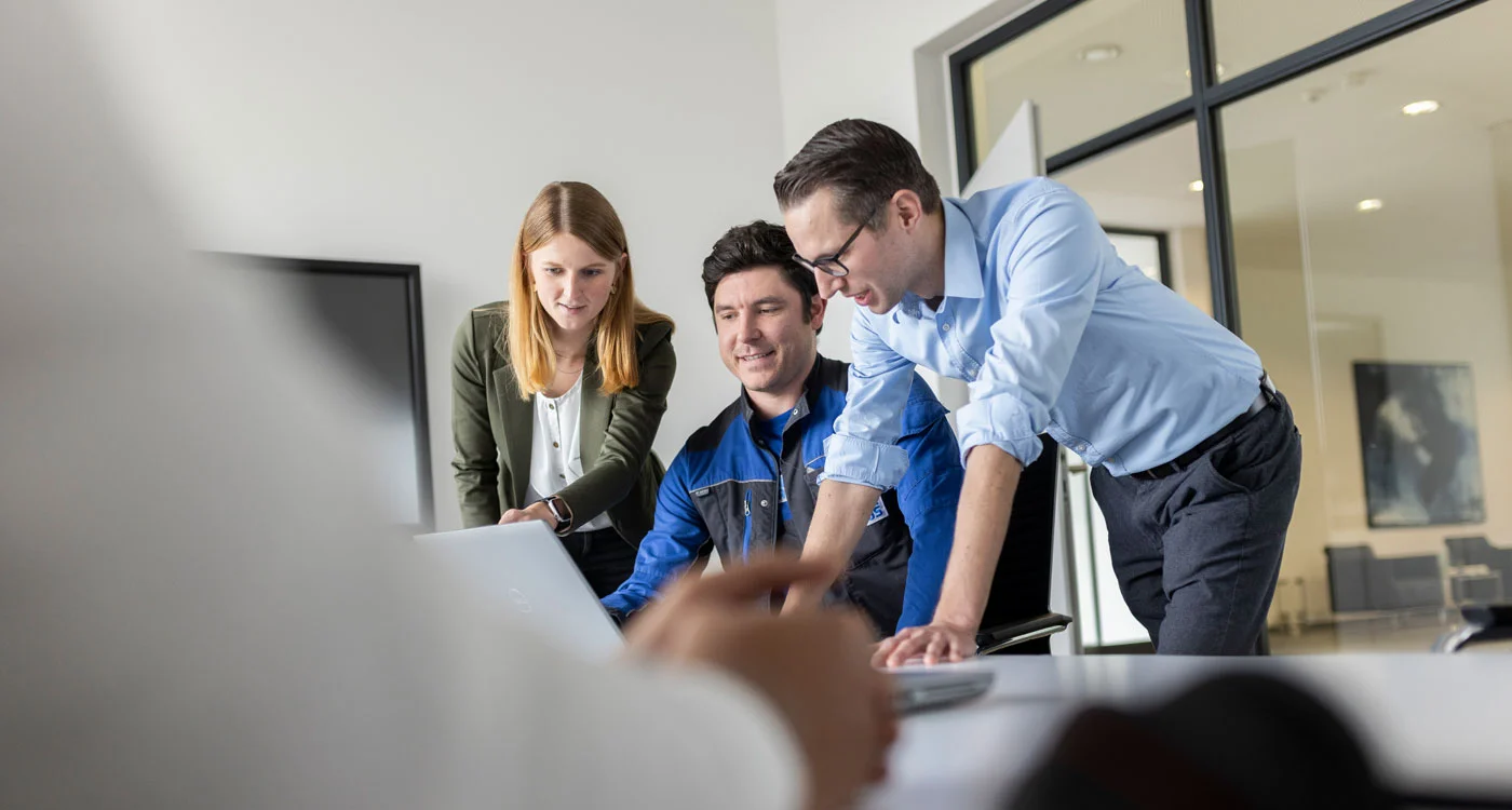 Kollegen am Notebook