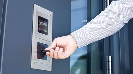 Person hält blueSmart Schlüssel an einen Leser