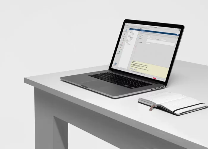 Notebook liegt auf dem Tisch